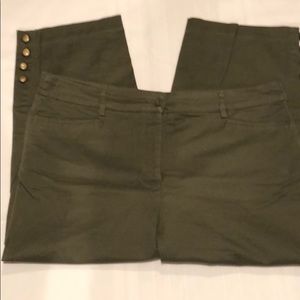 Capri pants with decorative buttons